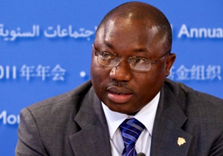 Mambury Njie a Gambiai K�zt�rsas�g k�l�gyminisztere